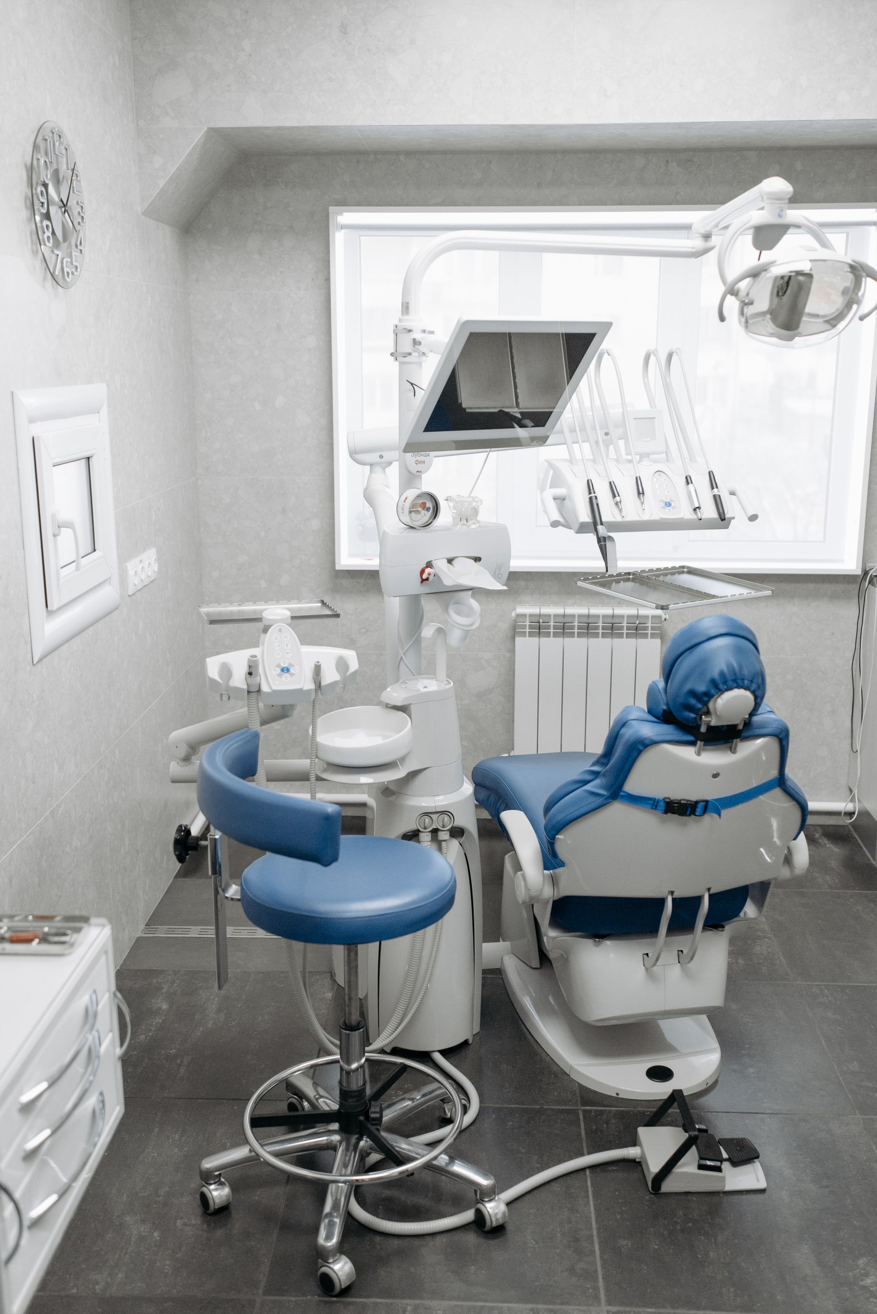 A dental operatory with chair, delivery unit and instrument tray